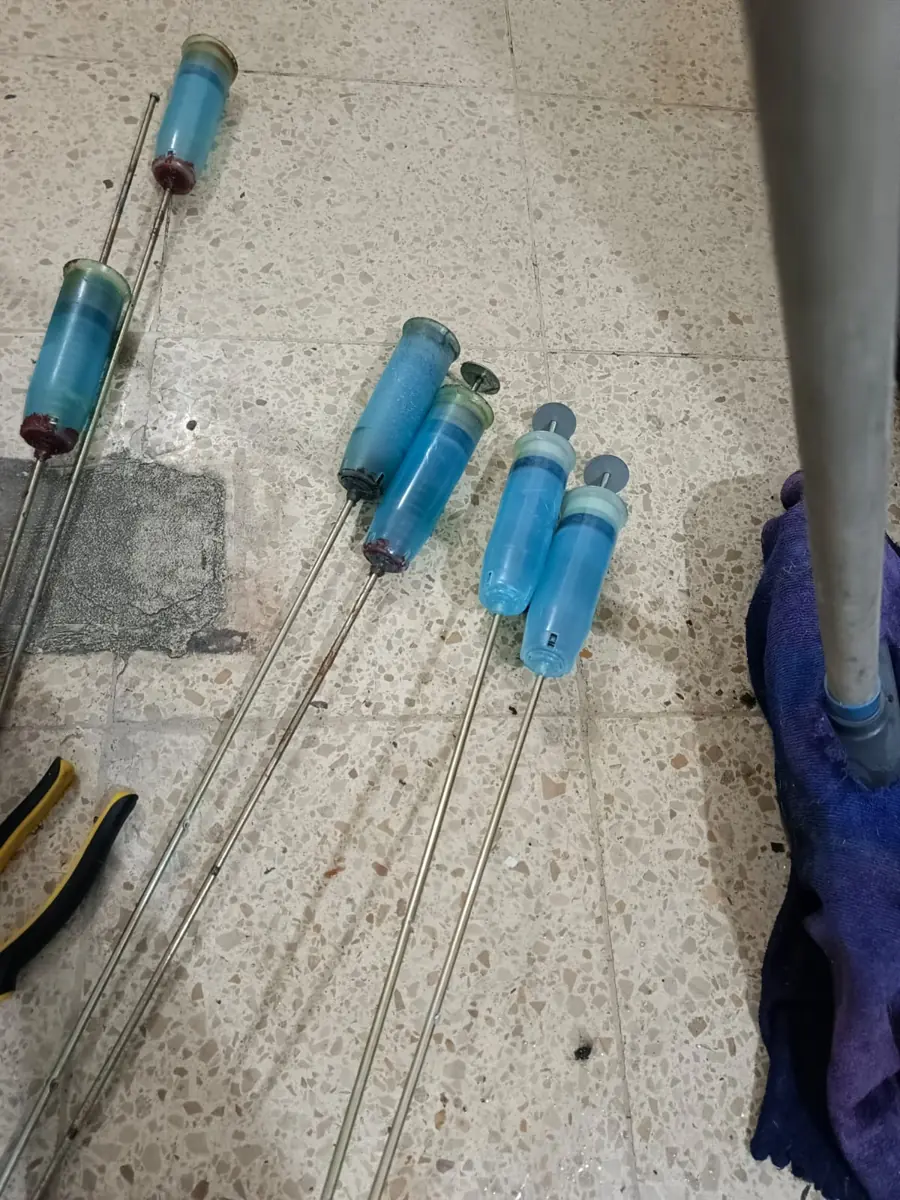 Varillas de suspensión con amortiguadores azules sobre el piso
